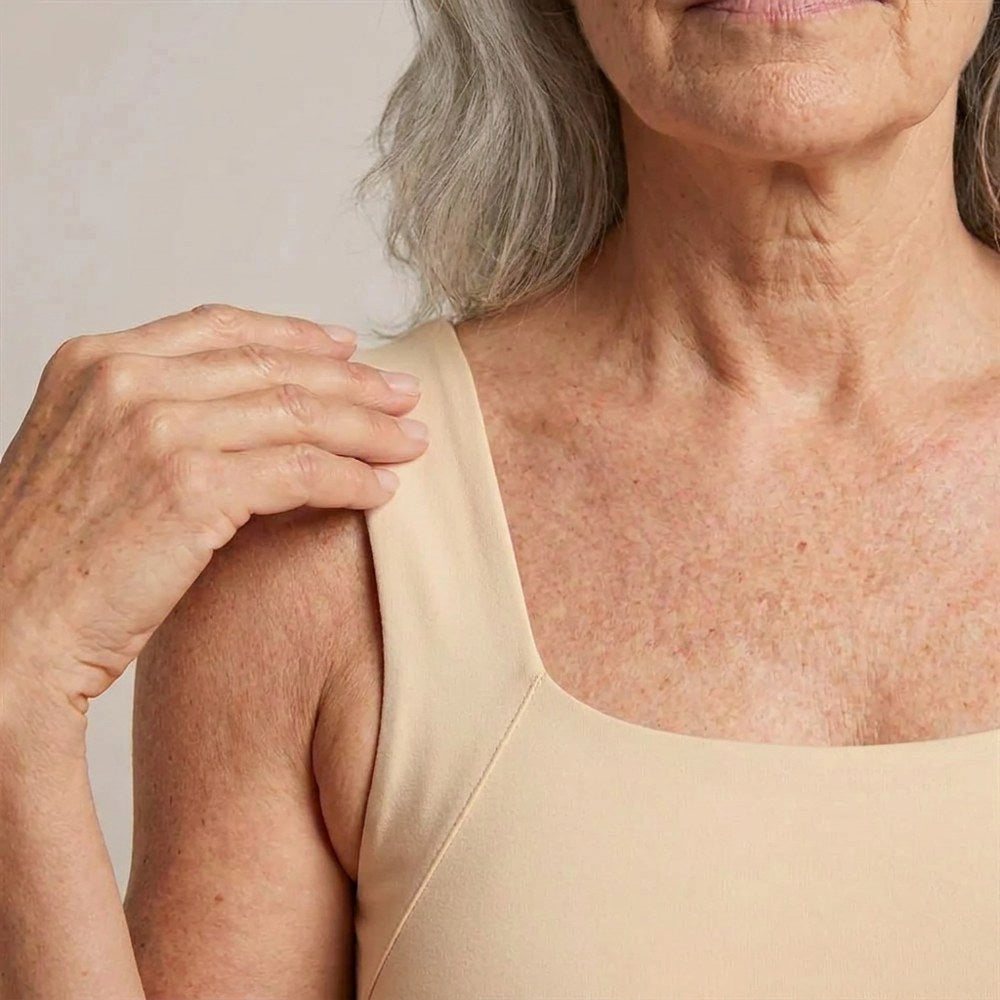 The wide soft strap lying flat on the shoulder